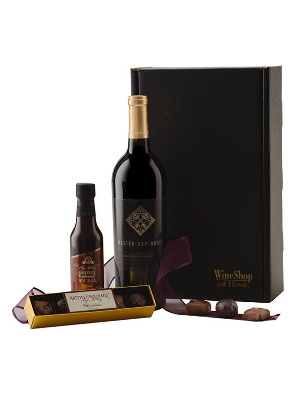 Luxurious personalised wine case with engraved glasses